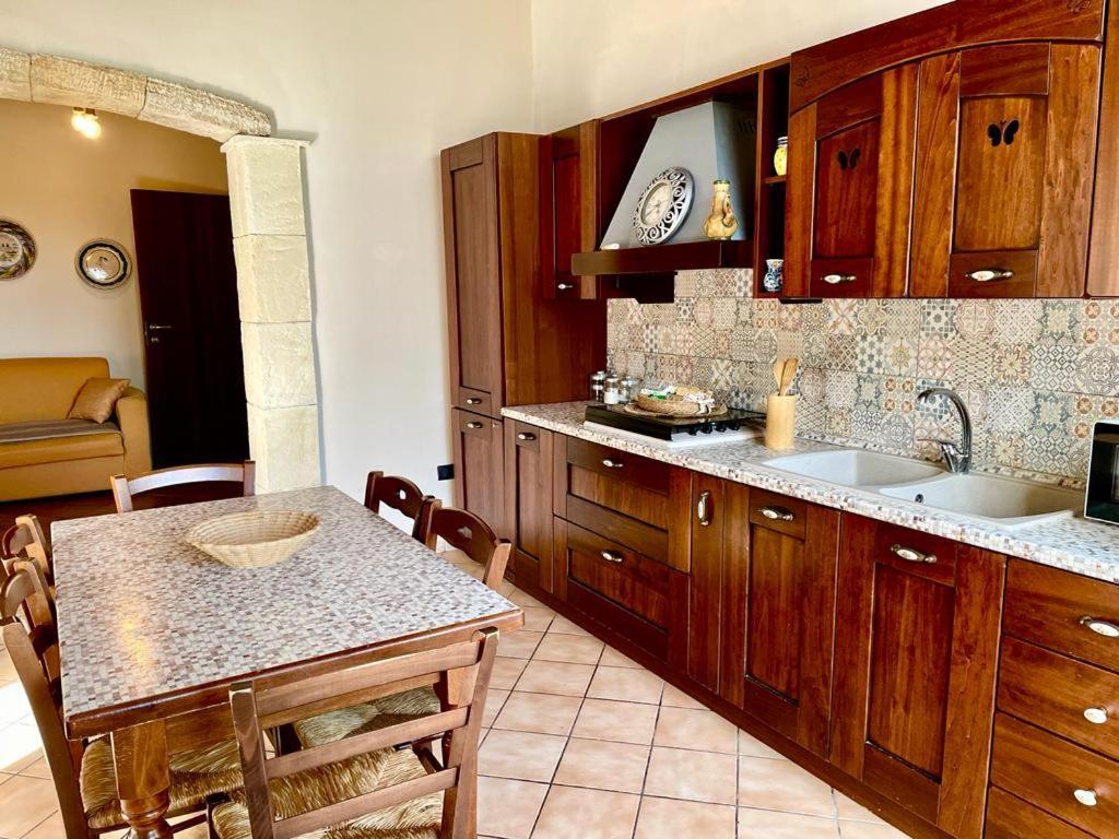 Strelitzia's House With Heated Pool From December 2024, Private Garden And Private Parking & Wi-fi