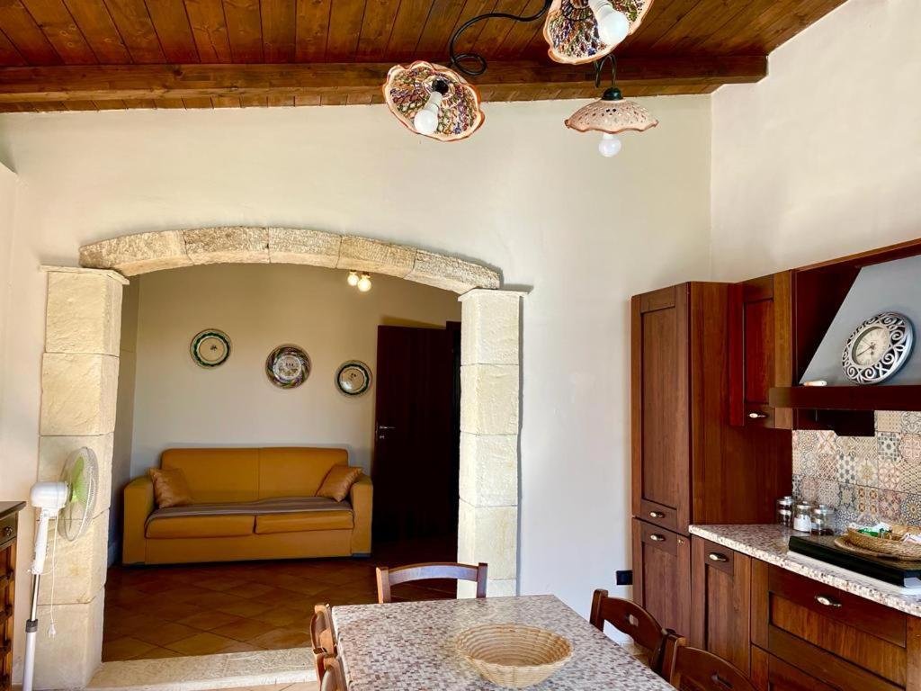 Strelitzia's House With Heated Pool From December 2024, Private Garden And Private Parking & Wi-fi Holiday home Avola